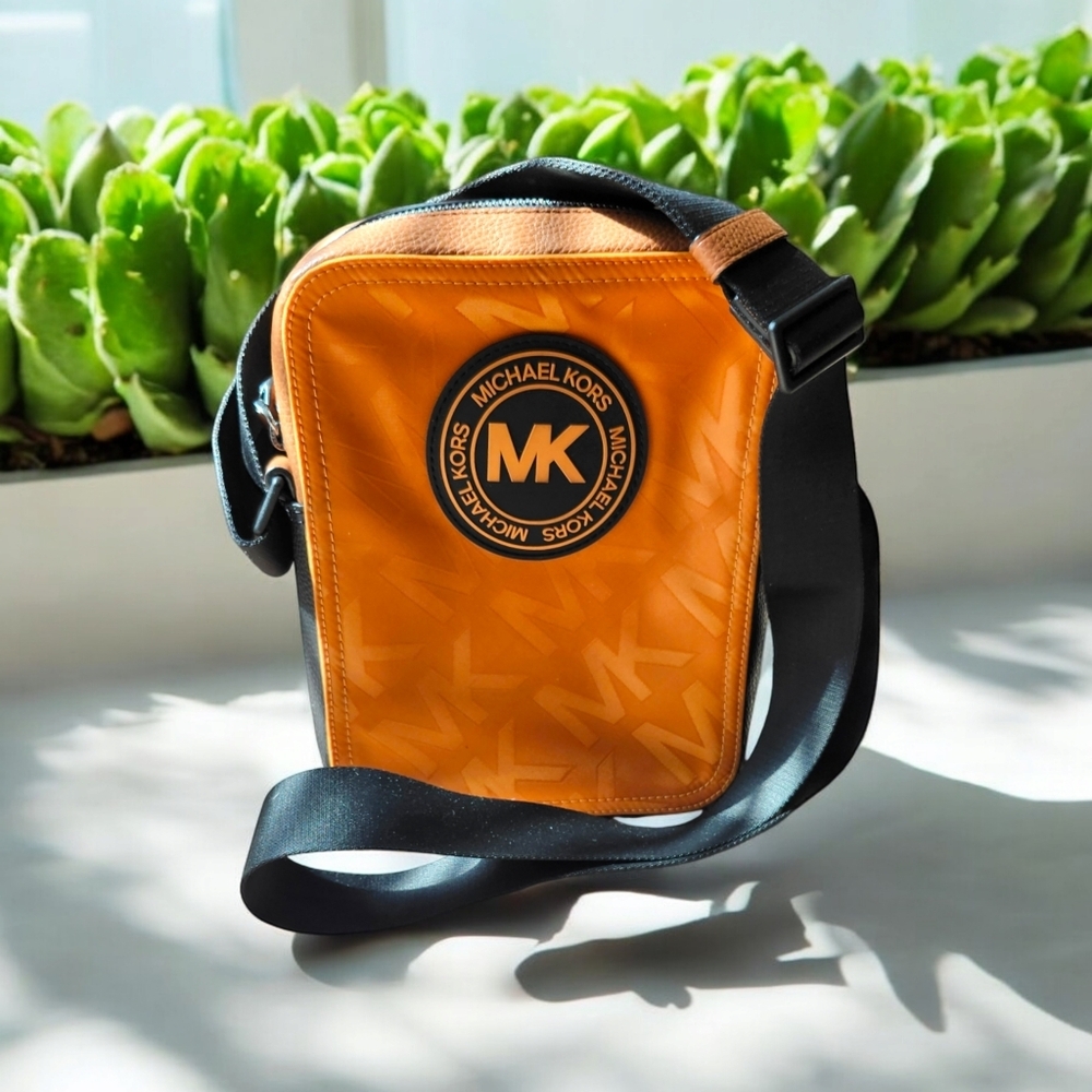 NWOT Michael Kors Crossbody/Messenger/Travel/Flight Bag - Picture 2 of 12